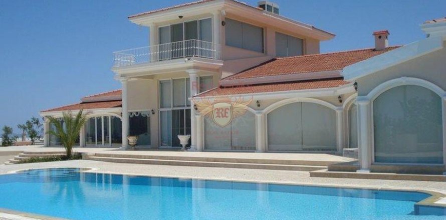 4+1 Villa  in Girne, Northern Cyprus No. 64700