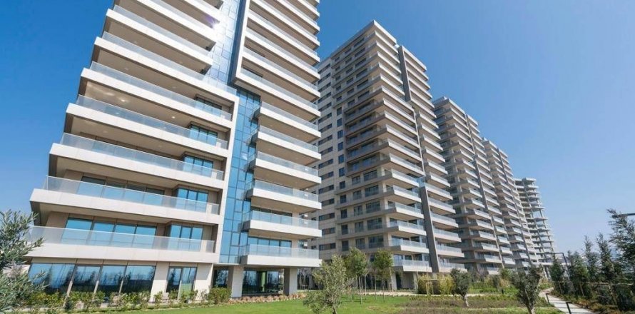 5+1 Apartment  in Bakırköy, Istanbul, Turkey No. 66475